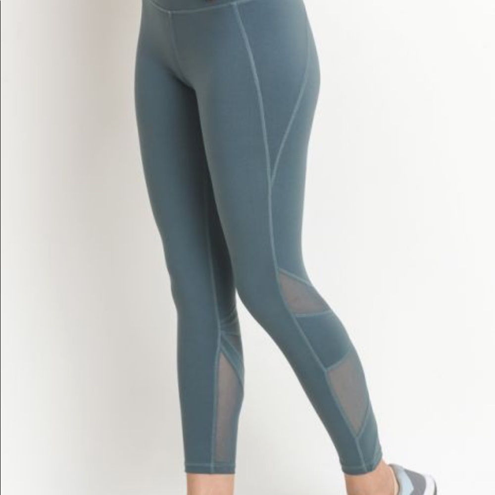 Leggings with mesh design